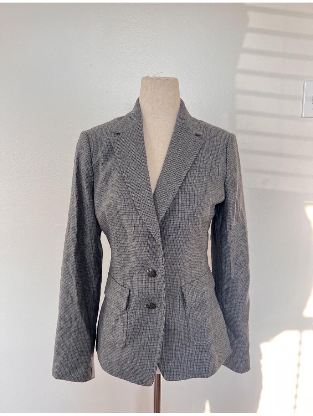 NWT Banana Republic wool blend gray blazer houndstooth pattern. Size 2